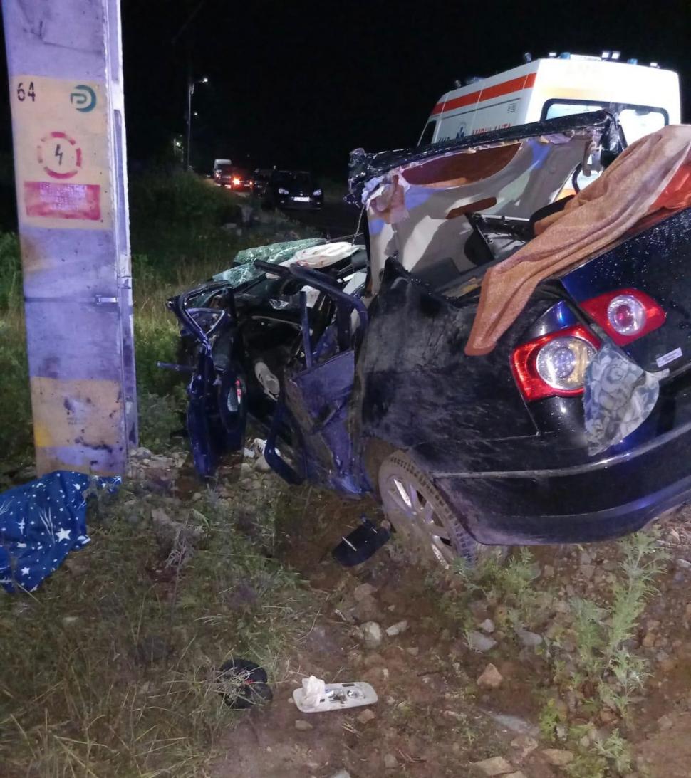 Doi tineri au murit și alţi trei au fost răniți după ce mașina în care se aflau a părăsit drumul și a lovit un stâlp, în Dolj 849696