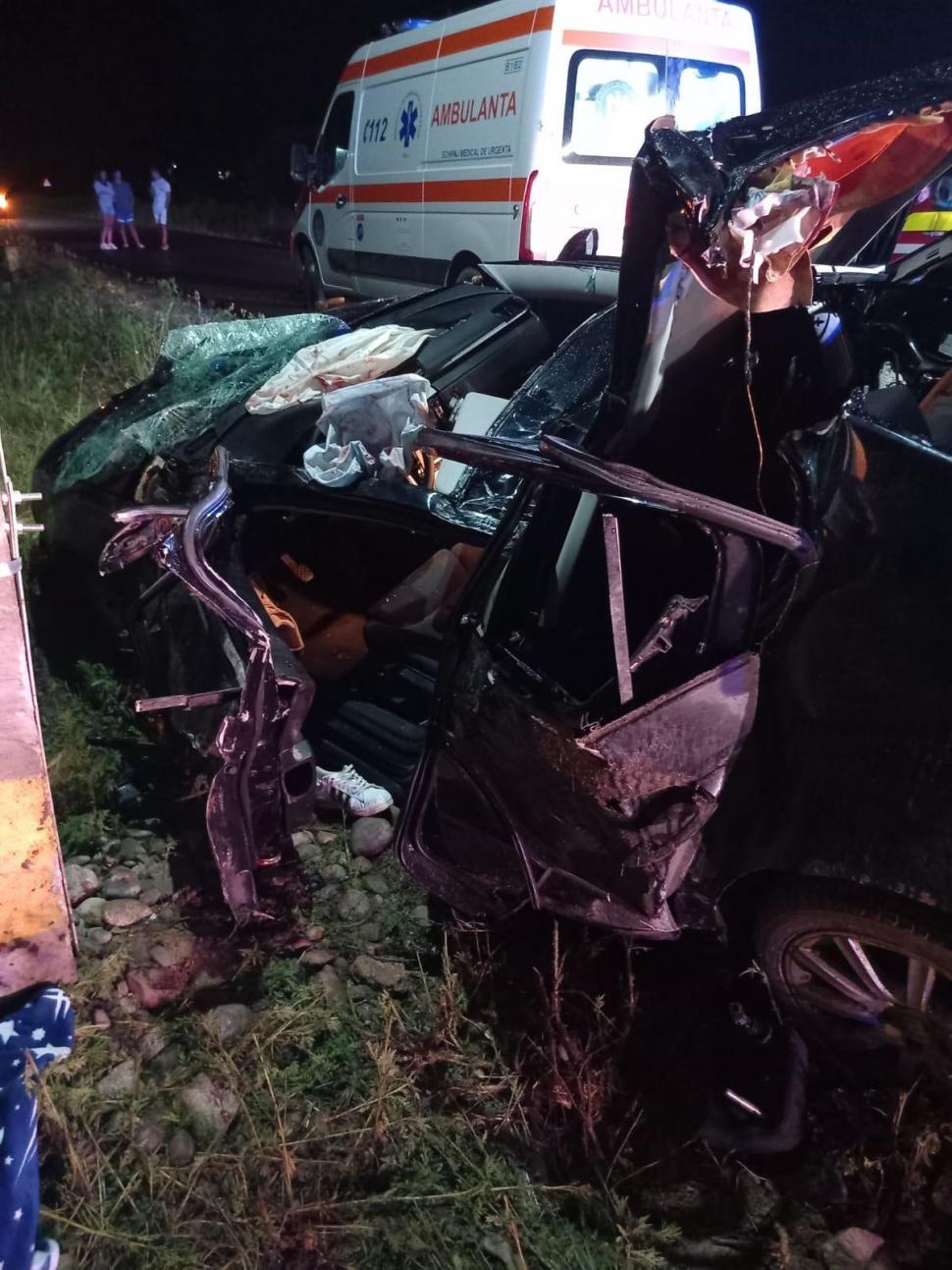 Doi tineri au murit și alţi trei au fost răniți după ce mașina în care se aflau a părăsit drumul și a lovit un stâlp, în Dolj 849697