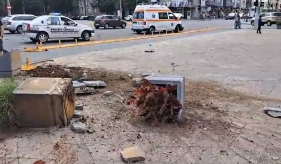 Accident între o ambulanţă, un camion şi o maşină, în Neamţ. Cinci oameni răniţi 849771