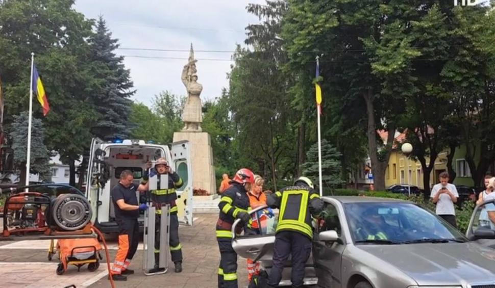 Accident între o ambulanţă, un camion şi o maşină, în Neamţ. Cinci oameni răniţi 849772