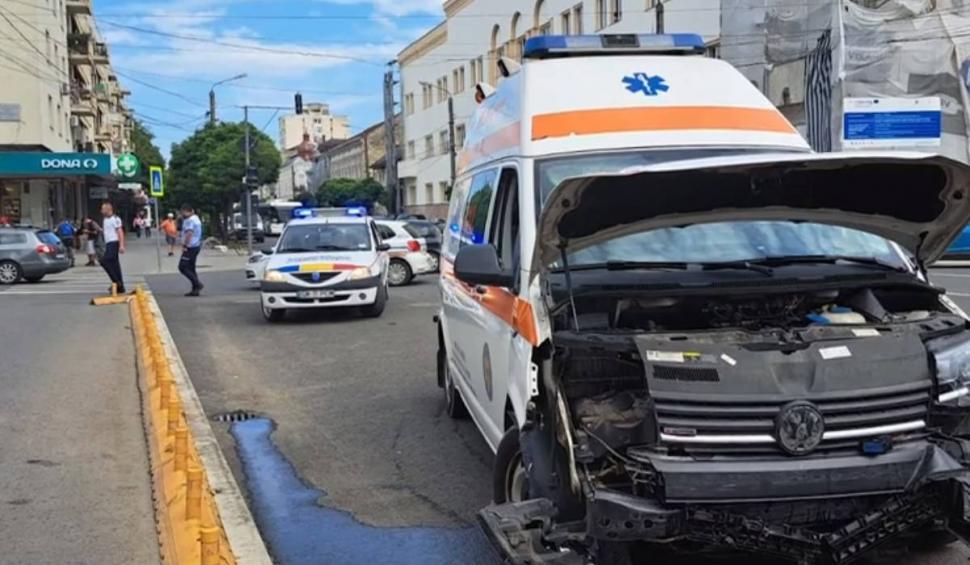 Accident între o ambulanţă, un camion şi o maşină, în Neamţ. Cinci oameni răniţi 849773