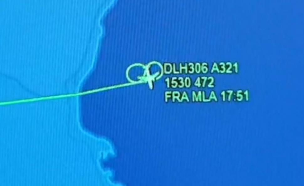 Pilotul unui zbor Lufthansa a desenat pe cer un mesaj pentru cei care i-au interzis aterizarea în Italia | "Mesajul" este foarte explicit 849786