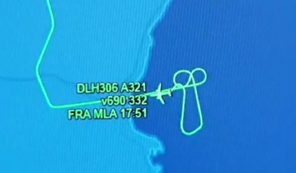 Pilotul unui zbor Lufthansa a desenat pe cer un mesaj pentru cei care i-au interzis aterizarea în Italia | "Mesajul" este foarte explicit 849787