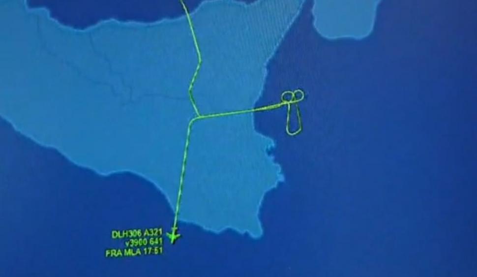 Pilotul unui zbor Lufthansa a desenat pe cer un mesaj pentru cei care i-au interzis aterizarea în Italia | "Mesajul" este foarte explicit 849788