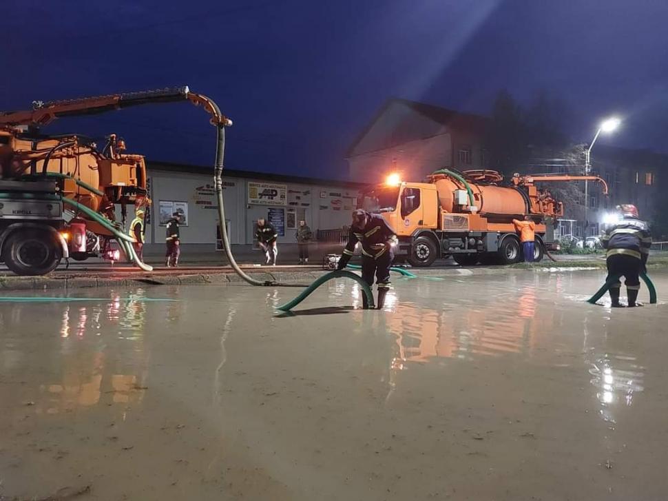 Dezastru în Deva după Codul roşu: Subsoluri, curți, drumuri acoperite de apă 849703