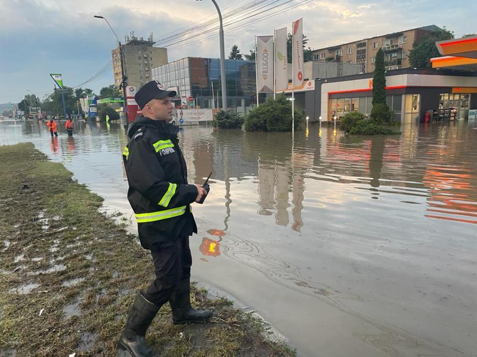 Dezastru în Deva după Codul roşu: Subsoluri, curți, drumuri acoperite de apă 849707