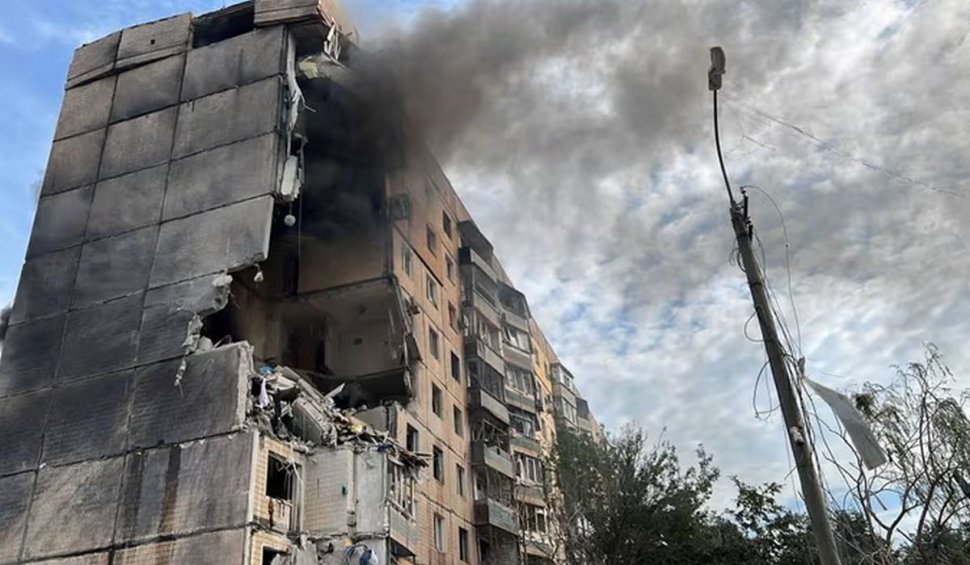 Rusia a spulberat o școală și un bloc de locuințe din orașul natal al lui Volodimir Zelenski | Rușii acuză Ucraina că a bombardat un autobuz în Donețk