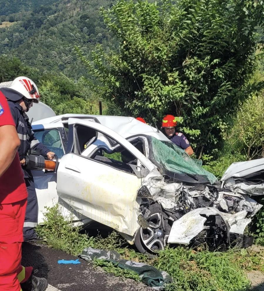 Accident mortal pe Valea Oltului. O mașină și un autocamion au intrat în coliziune. Circulația este oprită pe ambele sensuri pe DN7 850028