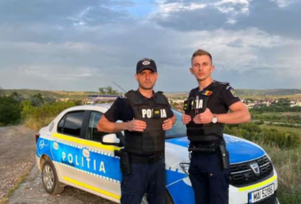 Aceşti doi poliţişti din Luduş au salvat o tânăra care intenţiona să sară de pe un pod