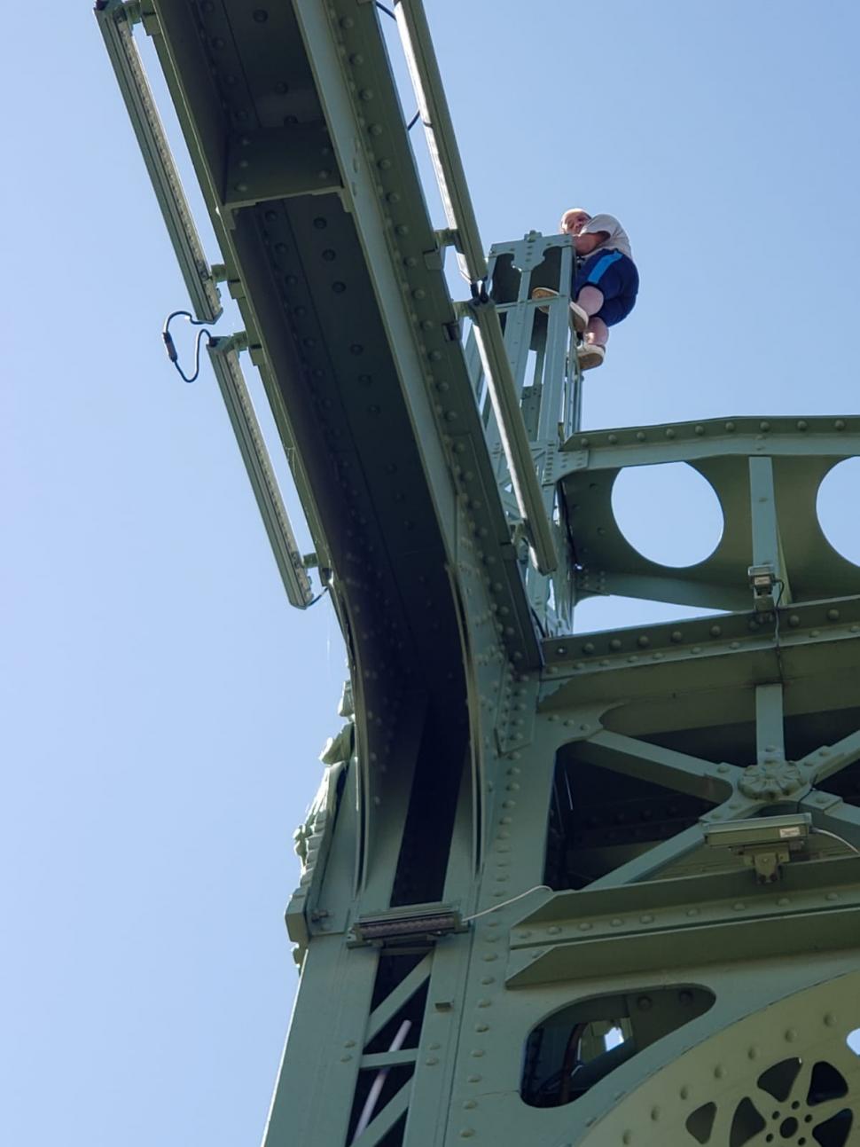 Bărbatul care s-a urcat pe un pod din Arad a fost coborât şi dus la Psihiatrie. Este pentru a doua oară când pune autorităţile pe jar 849963