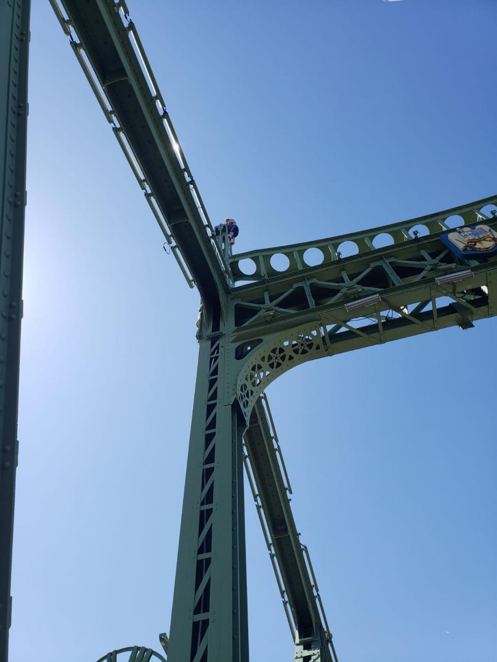 Bărbatul care s-a urcat pe un pod din Arad a fost coborât şi dus la Psihiatrie. Este pentru a doua oară când pune autorităţile pe jar 849964