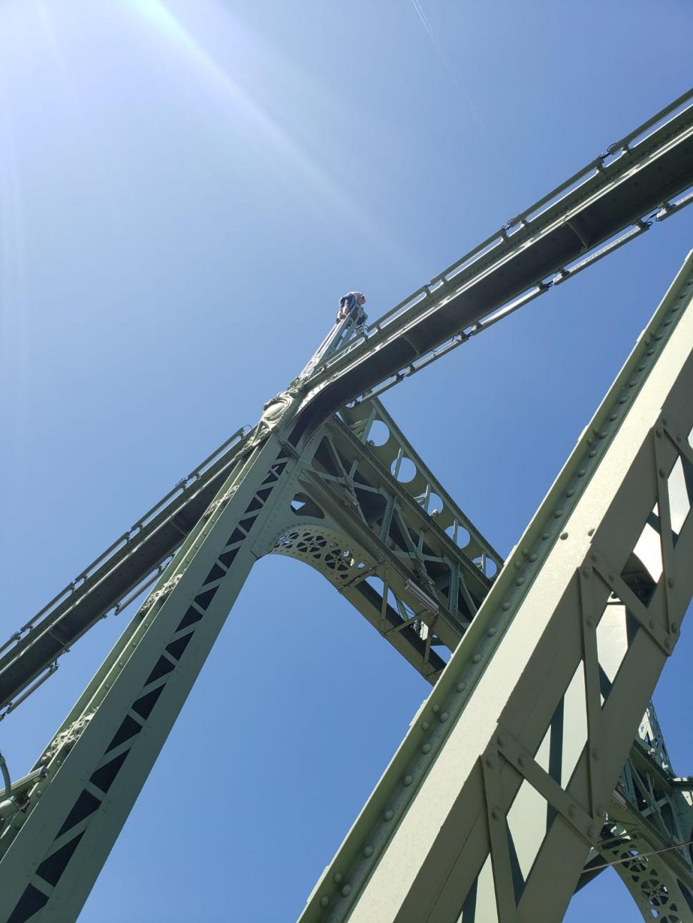 Bărbatul care s-a urcat pe un pod din Arad a fost coborât şi dus la Psihiatrie. Este pentru a doua oară când pune autorităţile pe jar 849965