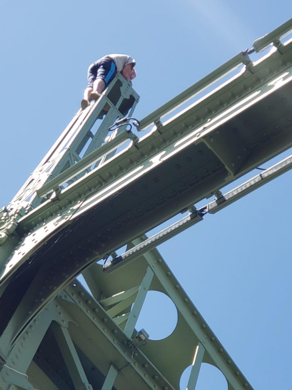 Bărbatul care s-a urcat pe un pod din Arad a fost coborât şi dus la Psihiatrie. Este pentru a doua oară când pune autorităţile pe jar 849966