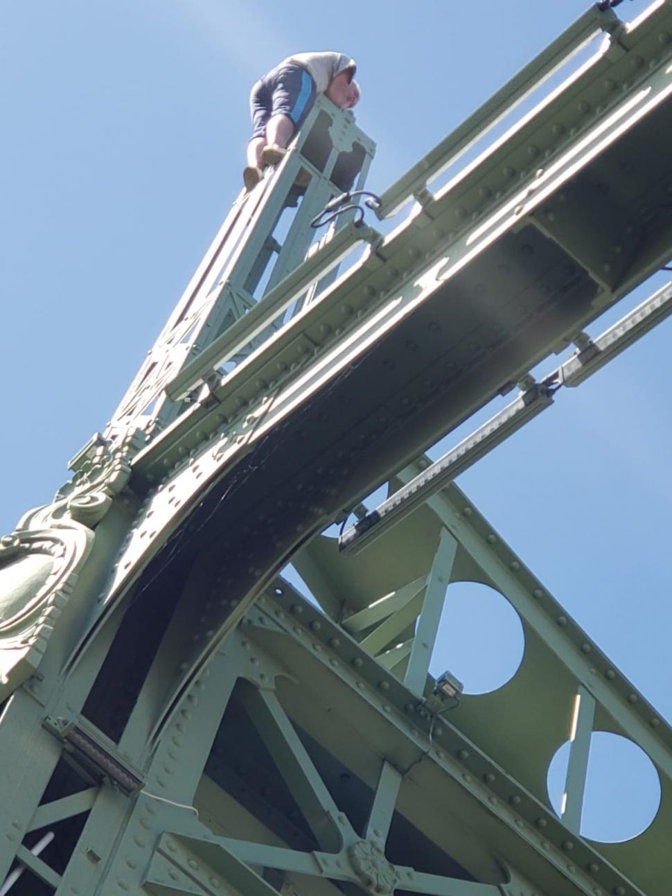 Bărbatul care s-a urcat pe un pod din Arad a fost coborât şi dus la Psihiatrie. Este pentru a doua oară când pune autorităţile pe jar 849967