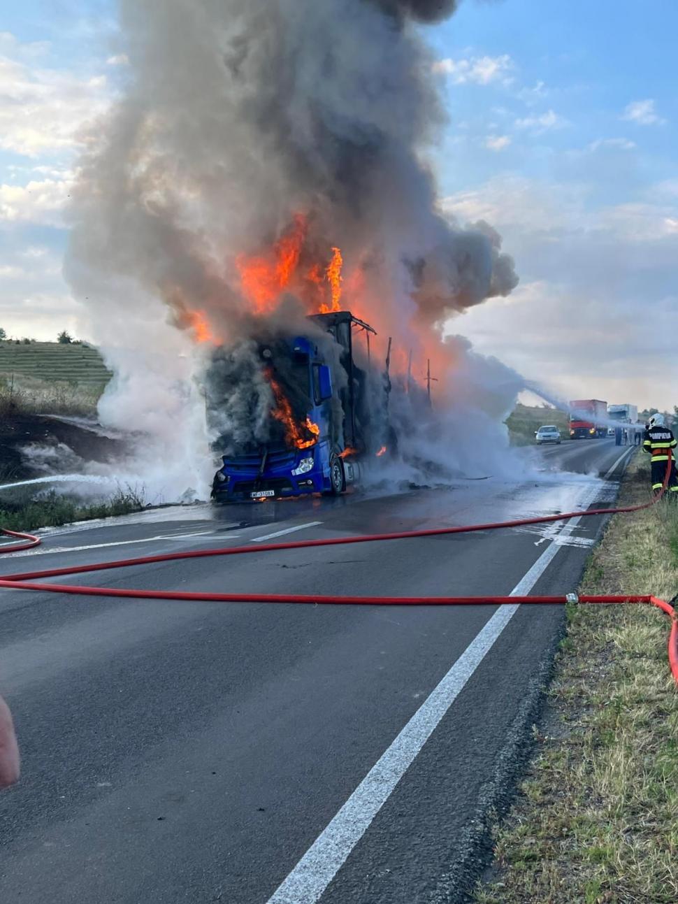 Camion în flăcări, pe o şosea din Mehedinţi. Şoferul a murit după ce ar fi făcut infarct la volan, iar marfa s-a făcut scrum în câteva secunde 849908