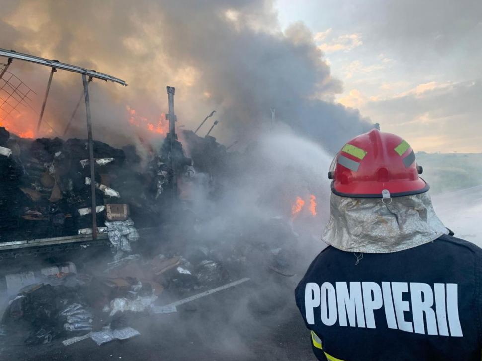 Camion în flăcări, pe o şosea din Mehedinţi. Şoferul a murit după ce ar fi făcut infarct la volan, iar marfa s-a făcut scrum în câteva secunde 849910