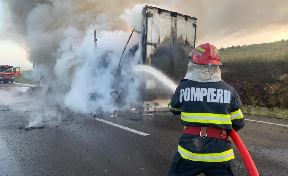 Camion în flăcări, pe o şosea din Mehedinţi. Şoferul a murit după ce ar fi făcut infarct la volan, iar marfa s-a făcut scrum în câteva secunde 849911