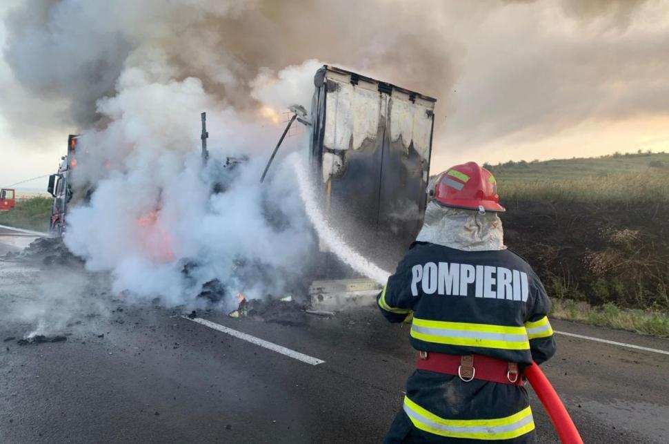 Camion în flăcări, pe o şosea din Mehedinţi. Şoferul a murit după ce ar fi făcut infarct la volan, iar marfa s-a făcut scrum în câteva secunde 849912