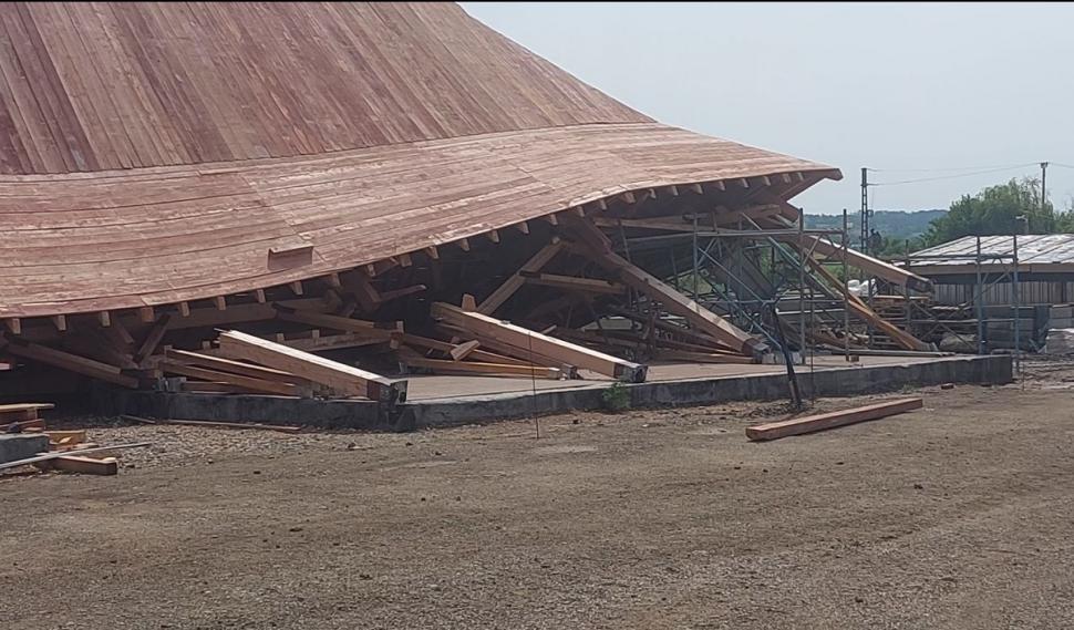 O construcție de 1,5 milioane de euro, menită să marcheze Bătălia de la Podul Înalt, a picat înainte de inaugurare 849948