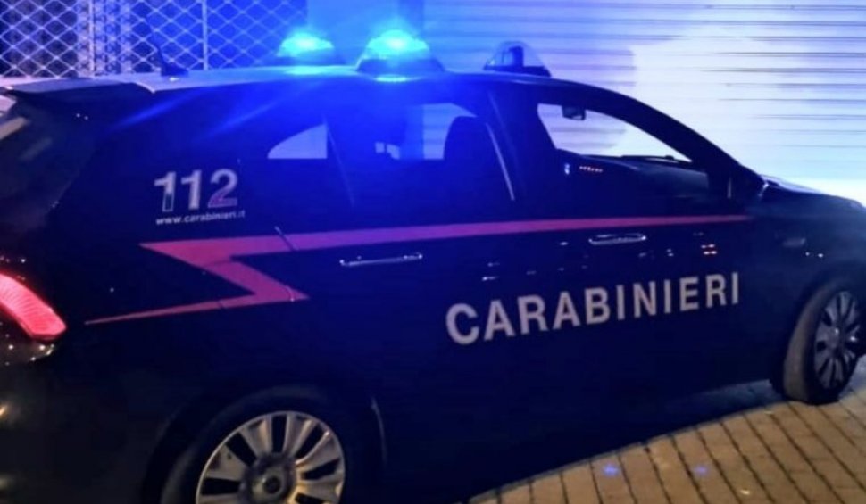 Un român din Italia, care vorbea prea tare la telefon cu tatăl său din România, s-a trezit cu carabinierii la ușă