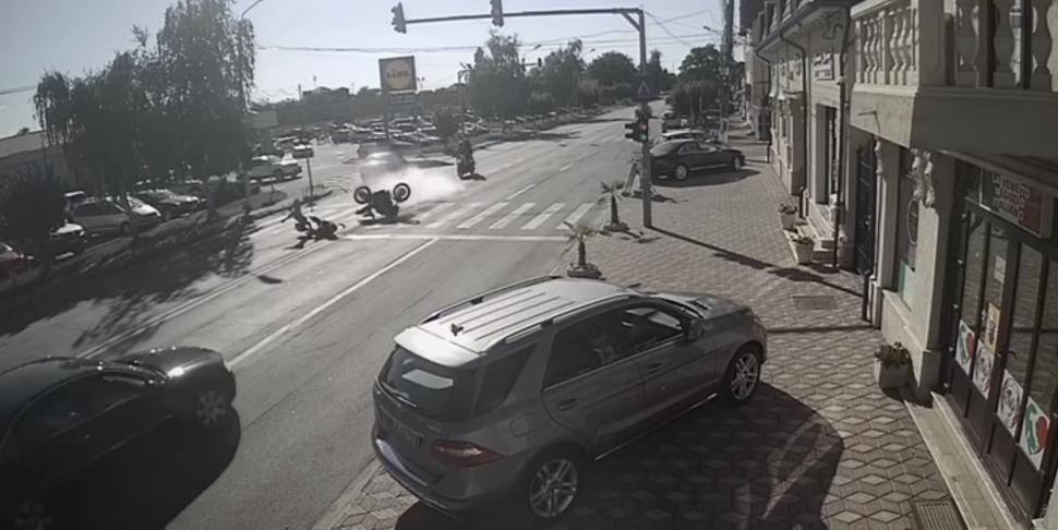 Accident cu două motociclete și o mașină în Timiș. Patru persoane au ajuns la spital, între care două fete de 16 și 18 ani 850281