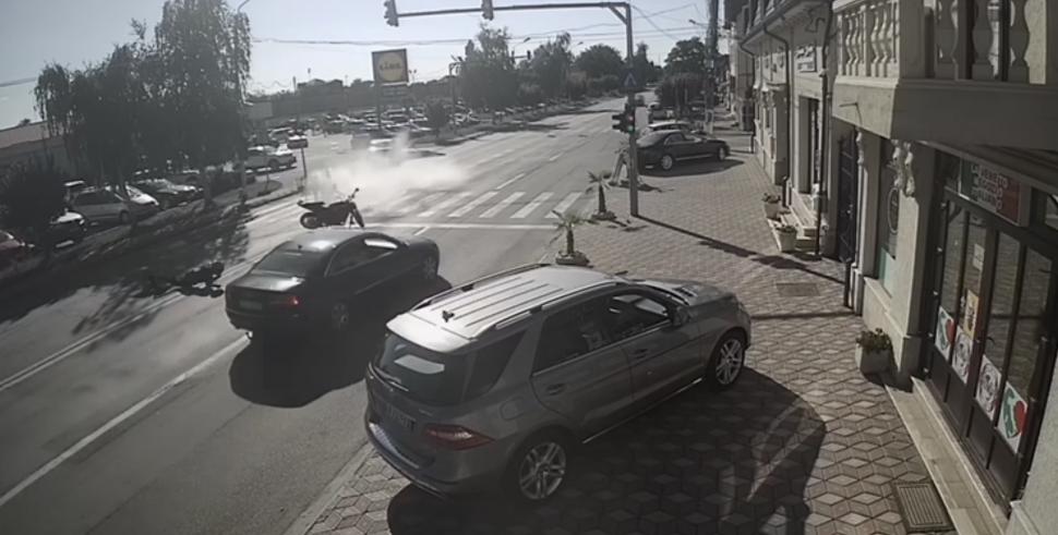 Accident cu două motociclete și o mașină în Timiș. Patru persoane au ajuns la spital, între care două fete de 16 și 18 ani 850282