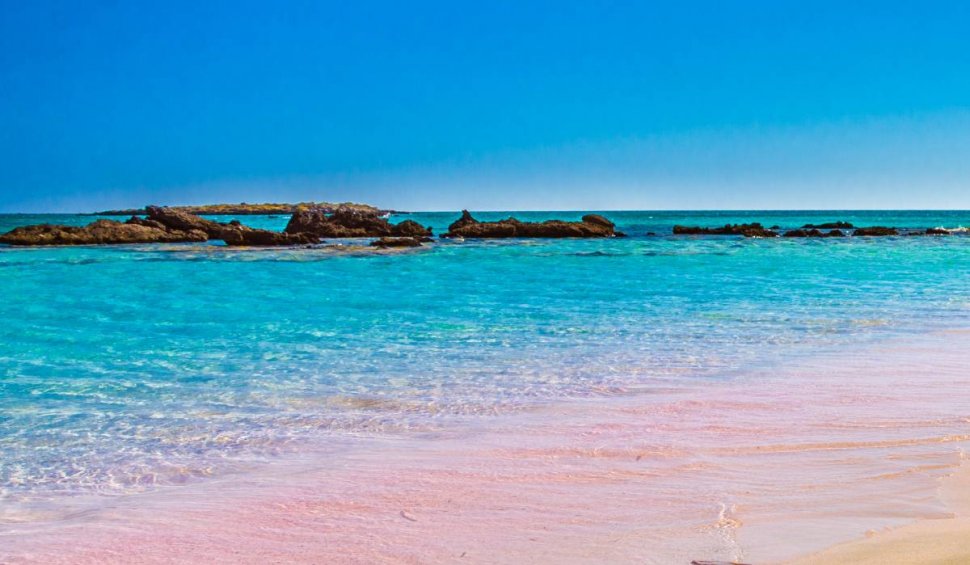 Plaja ruptă din basme, cu nisip roz, din Grecia. Destinația perfectă pentru poze, în concediu