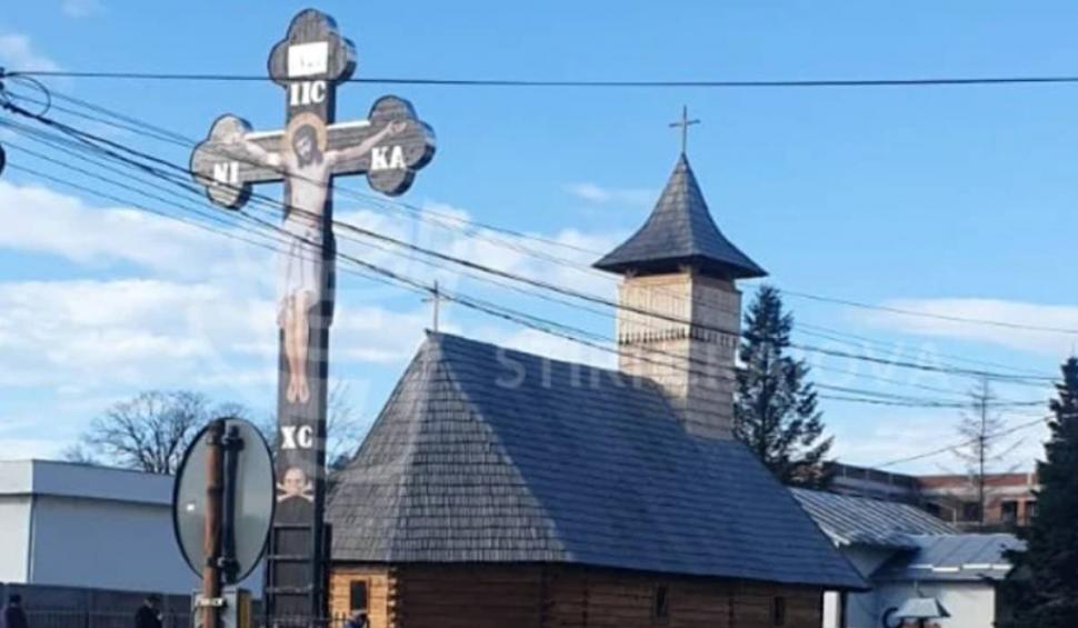 Fenomenul crucilor uriașe, apărute în mai multe zone din România. Oamenii nu știu cum au ajuns acolo 850207