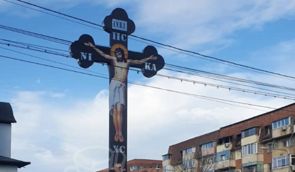 Fenomenul crucilor uriașe, apărute în mai multe zone din România. Oamenii nu știu cum au ajuns acolo 850208