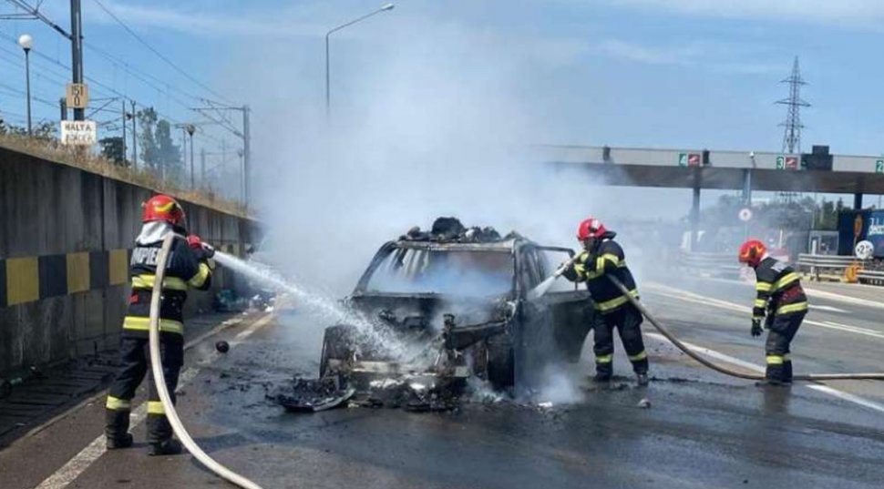 Un autoturism a luat foc la staţia de taxare Feteşti. Maşina a ars în totalitate