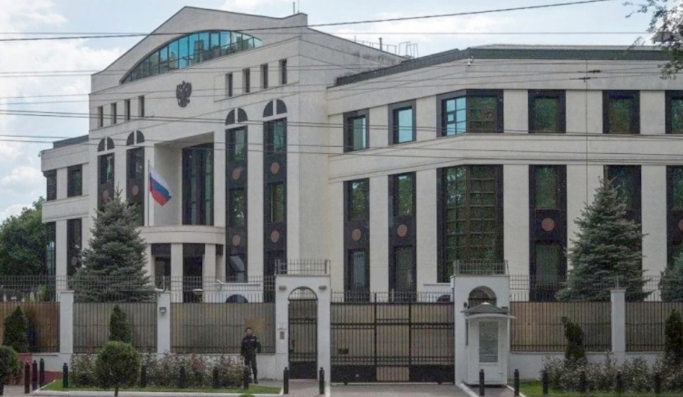 Un bărbat a intrat cu mașina în poarta Ambasadei Rusiei la Chişinău, apoi a părăsit locul accidentului