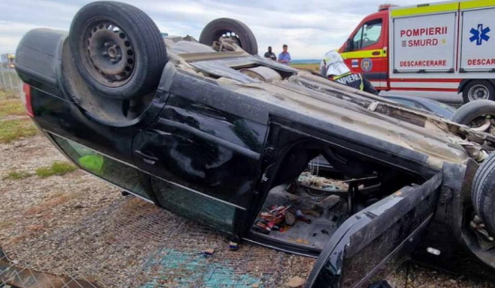 Reglare de conturi cu urmăriri în trafic şi intervenţia mascaţilor. Maşinile a două familii au ajuns în şanţ, iar apoi pasagerii s-au luat la bătaie  850186