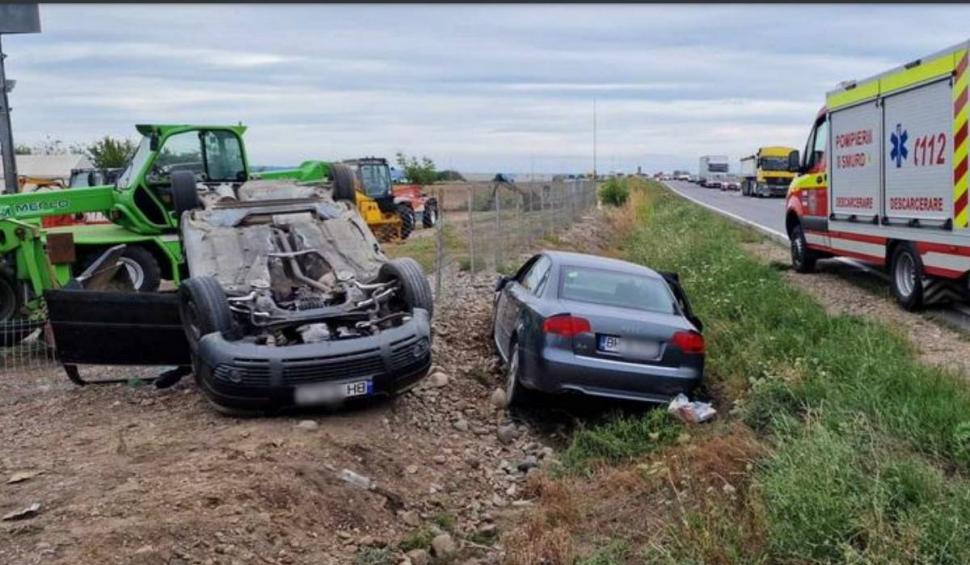 Reglare de conturi cu urmăriri în trafic şi intervenţia mascaţilor. Maşinile a două familii au ajuns în şanţ, iar apoi pasagerii s-au luat la bătaie  850187