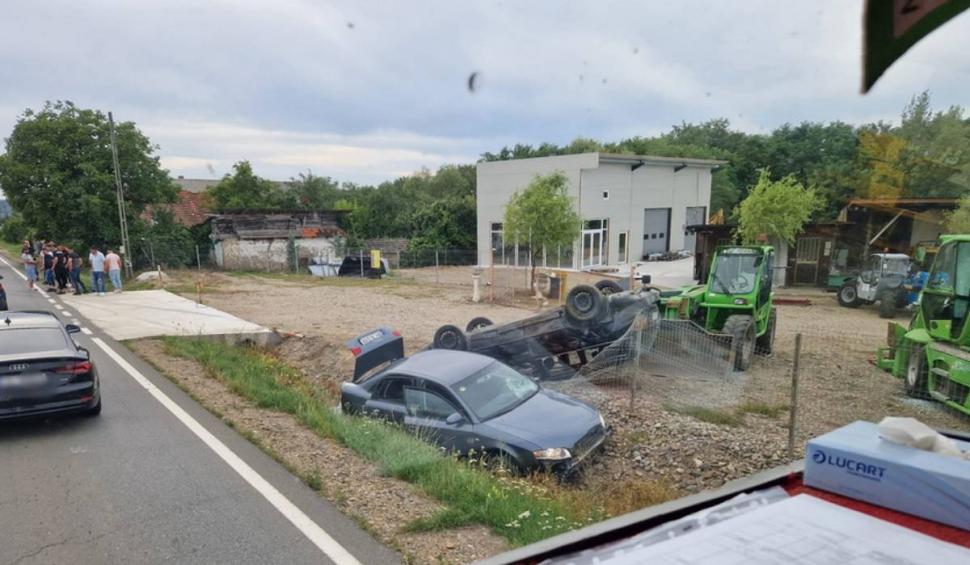 Reglare de conturi cu urmăriri în trafic şi intervenţia mascaţilor. Maşinile a două familii au ajuns în şanţ, iar apoi pasagerii s-au luat la bătaie  850188