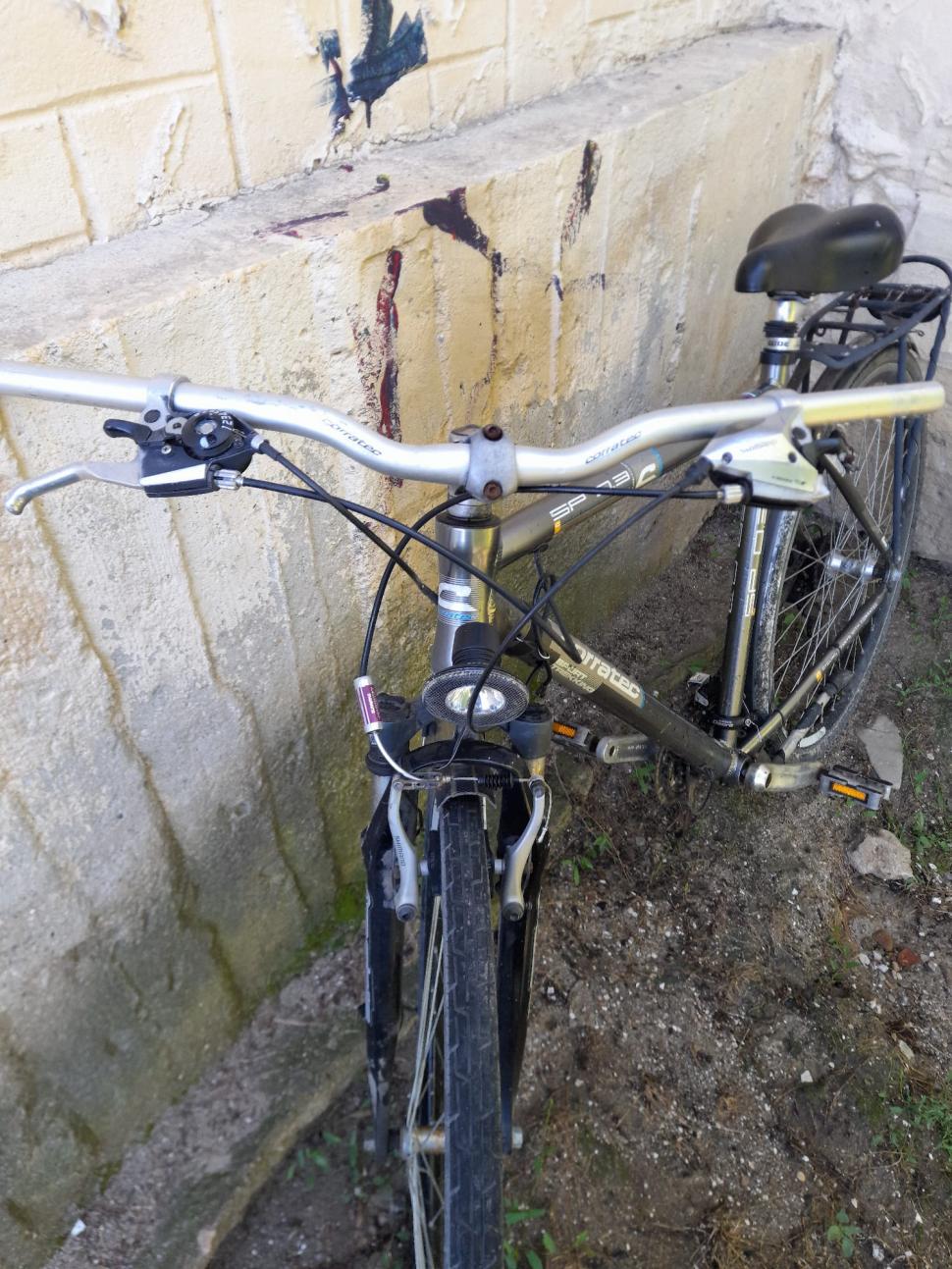 Un medic de la spitalul din Urlați a cusut în piciorul unui tânăr mânerul de frână de la bicicletă și l-a trimis acasă 850120