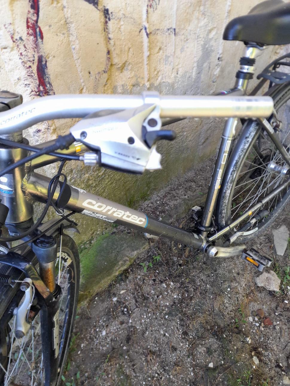 Un medic de la spitalul din Urlați a cusut în piciorul unui tânăr mânerul de frână de la bicicletă și l-a trimis acasă 850122