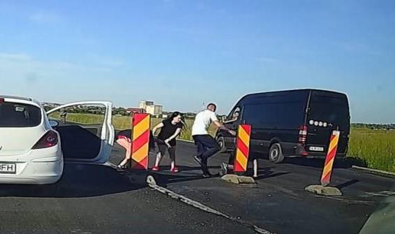 O șoferiță a sărit la bătaie, după ce tot ea a încălcat regulile de circulație, pe o șosea din Timiș: ”Aplauze, adevărați 'eroi' ai șoselelor” 850234