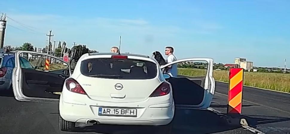 O șoferiță a sărit la bătaie, după ce tot ea a încălcat regulile de circulație, pe o șosea din Timiș: ”Aplauze, adevărați 'eroi' ai șoselelor” 850235