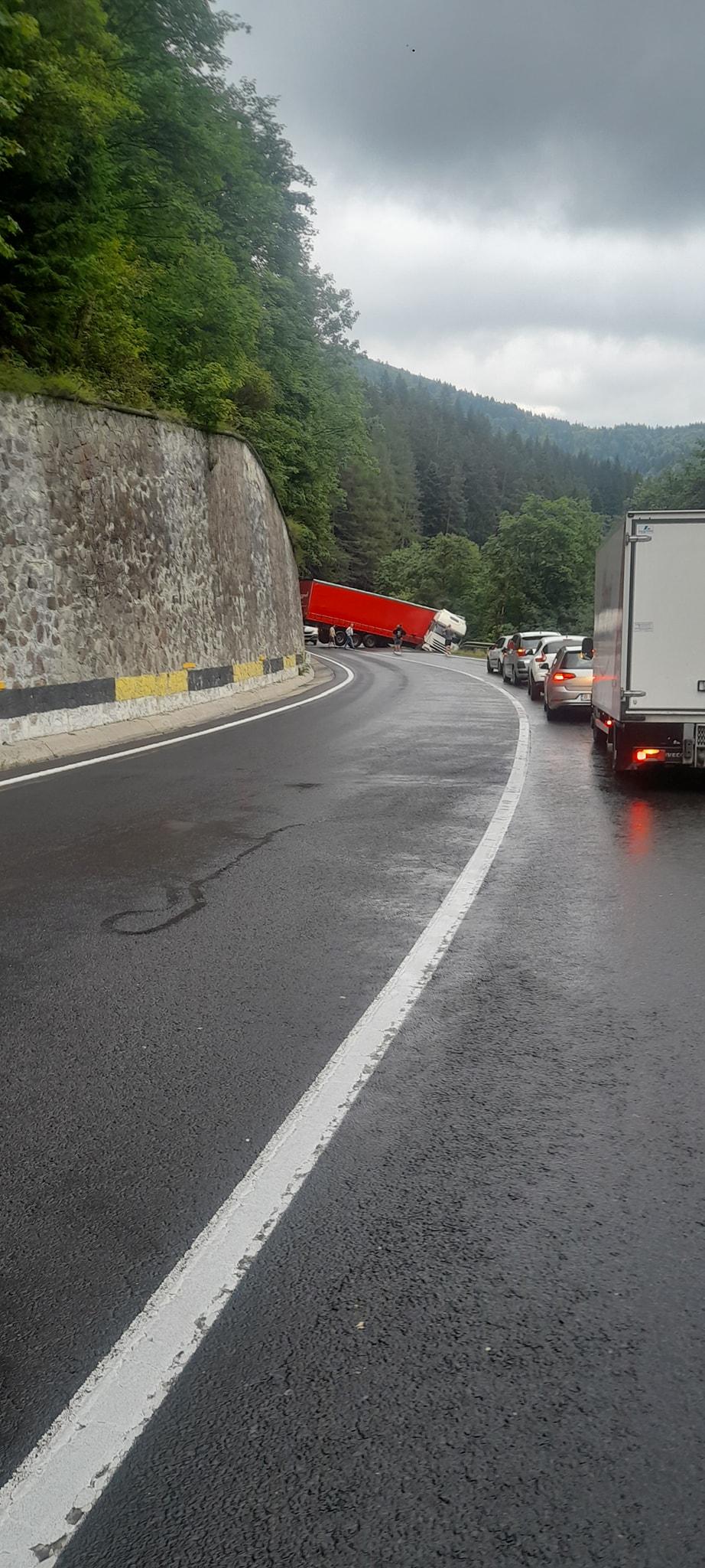 Trafic blocat pe DN1, între Azuga și Predeal. Un TIR a ieșit în afara drumului 850223