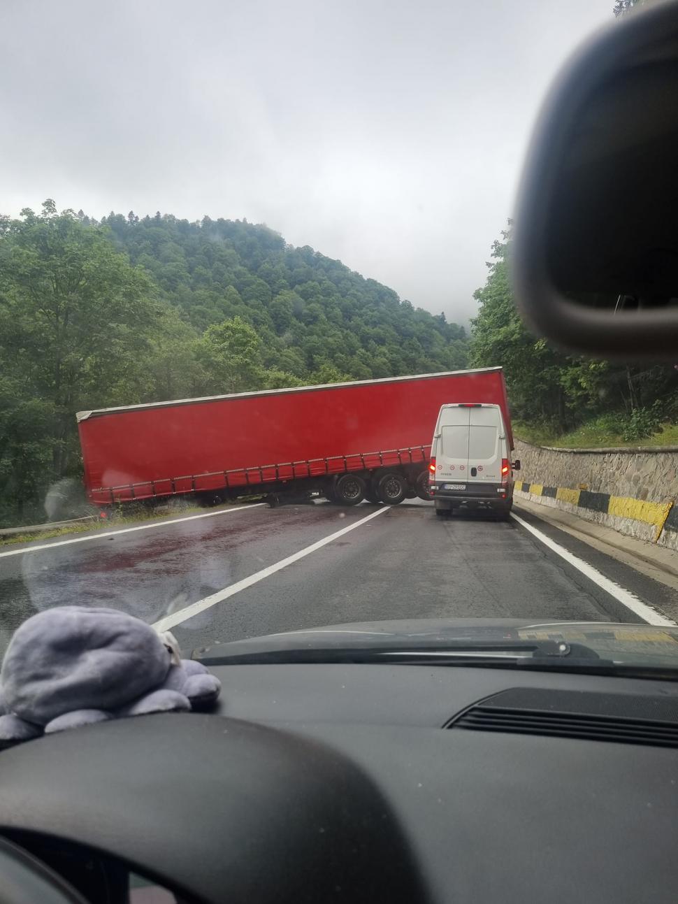 Trafic blocat pe DN1, între Azuga și Predeal. Un TIR a ieșit în afara drumului 850224