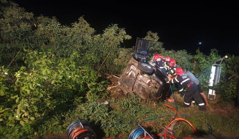 Doi fraţi de 18 și 20 de ani au murit pe loc, după ce maşina în care erau a intrat într-un copac, în Neamţ