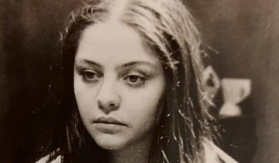 Recunoști fata frumoasă din imagine? Acum face o țară întreagă să râdă 850379