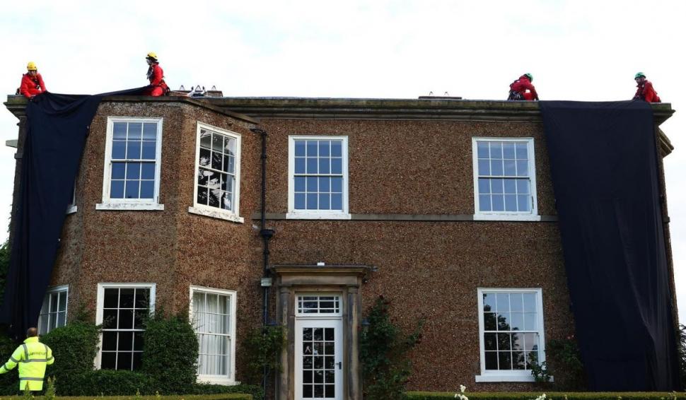 Când premierul nu-i acasă, Greenpeace se urcă pe casă. Vila lui Rishi Sunak a fost "îmbrăcată" în negru de activiștii de mediu 850364