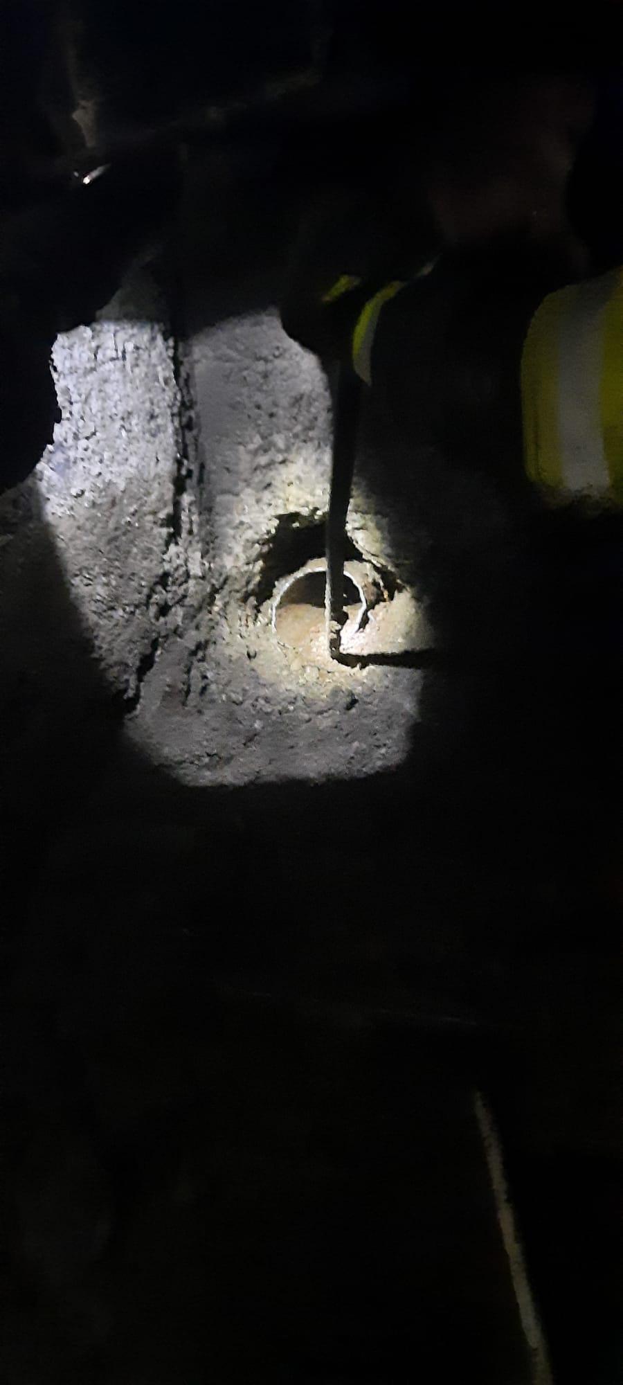 "Scheunatul răsuna din ce în ce mai tare. Bietul animal cerea ajutor!". Un pui de cățel a fost salvat de pompieri, după ce s-a blocat într-o țeavă de scurgere de 15 cm 850417