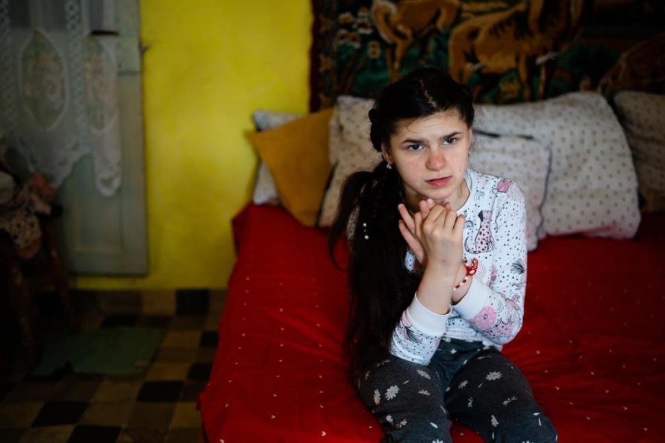 Denisa, copilul cu tetrapareză spastică pentru care centrul UNICEF din Corbasca înseamnă întoarcerea la o viaţă normală 850612