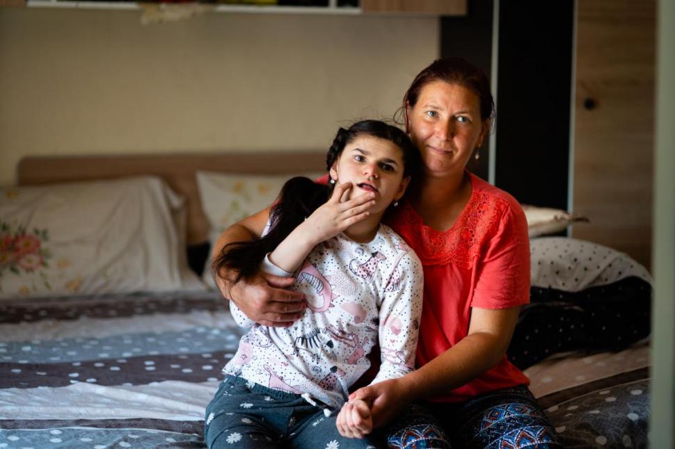 Denisa, copilul cu tetrapareză spastică pentru care centrul UNICEF din Corbasca înseamnă întoarcerea la o viaţă normală 850614