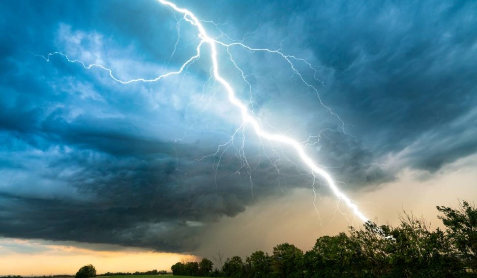 Furtuna Antoni lovește o parte din Europa: Alerte meteo cod roșu de ploi torențiale și vijelii, în mai multe țări