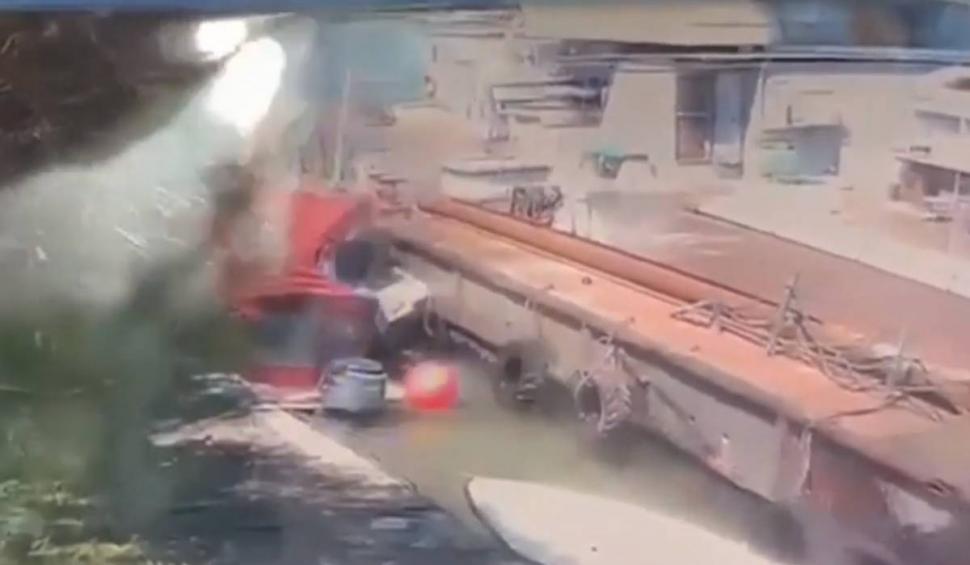 "Mamă, ce viteză are ăsta": Momentul în care un remorcher distruge mai multe bărci și pontoane, în portul Sulina 850469