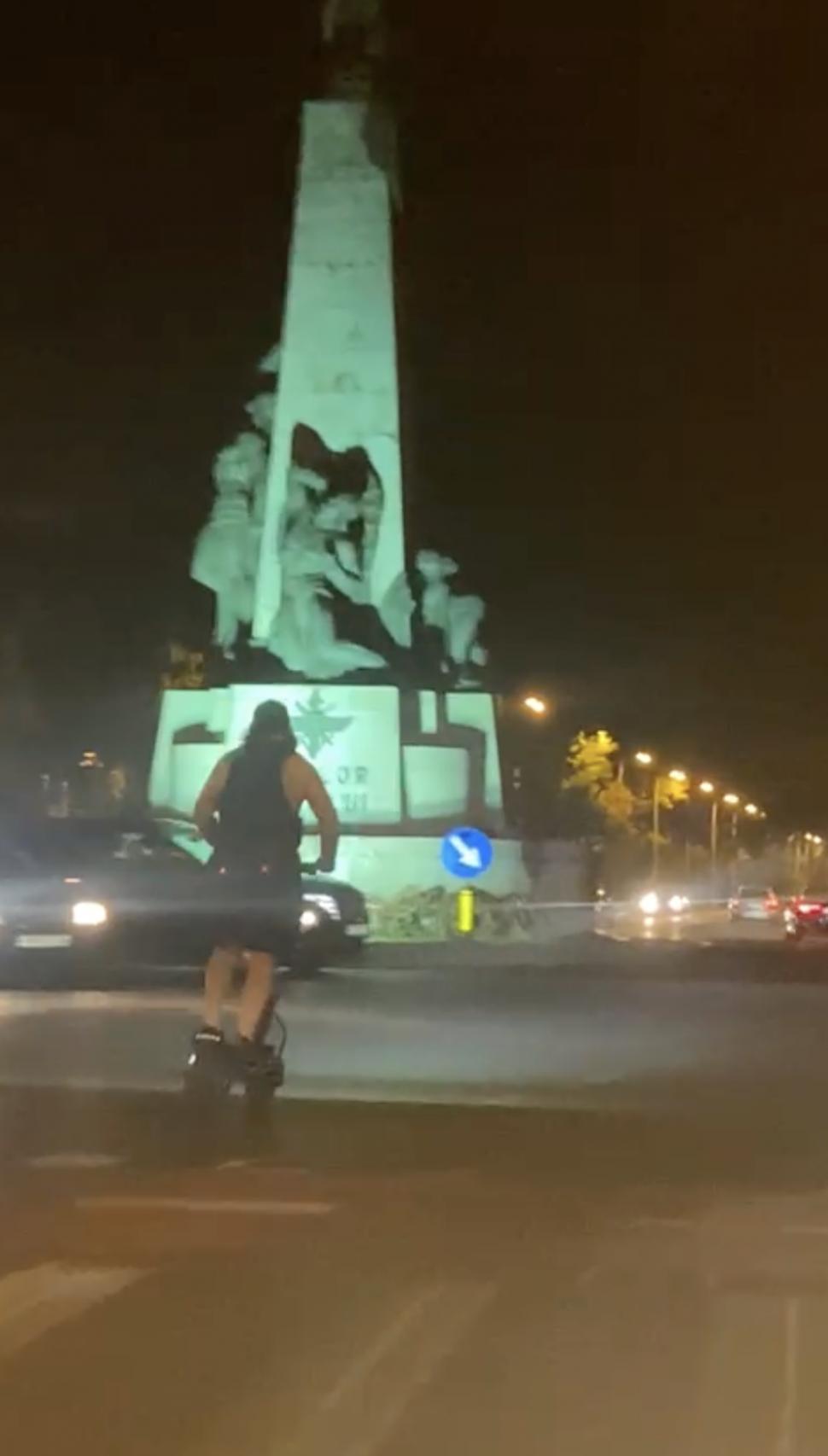 Tânăr pe trotinetă electrică, filmat când merge pe banda a doua, cu 60 de km/h, pe un bulevard din București 850605