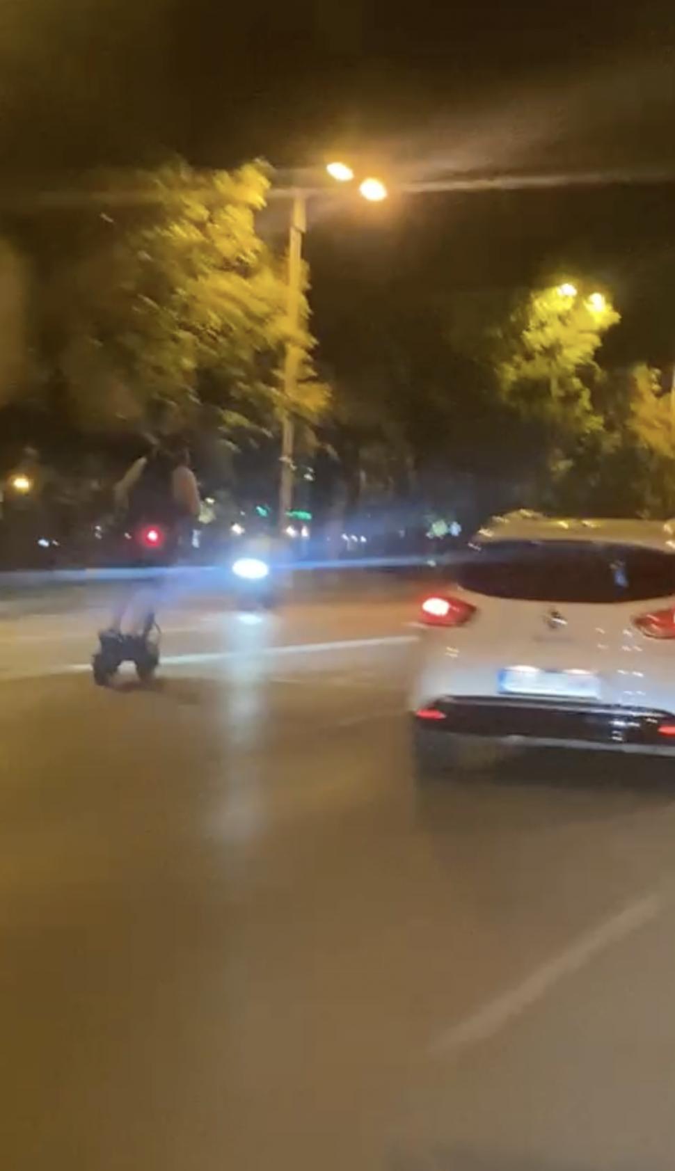 Tânăr pe trotinetă electrică, filmat când merge pe banda a doua, cu 60 de km/h, pe un bulevard din București 850606